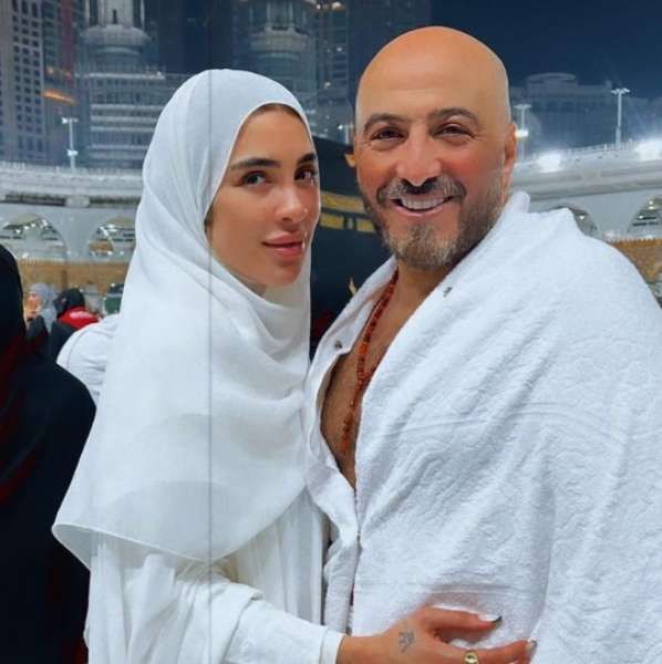 مجدي الهواري ودنيا عبد المعبود يؤديان العمرة