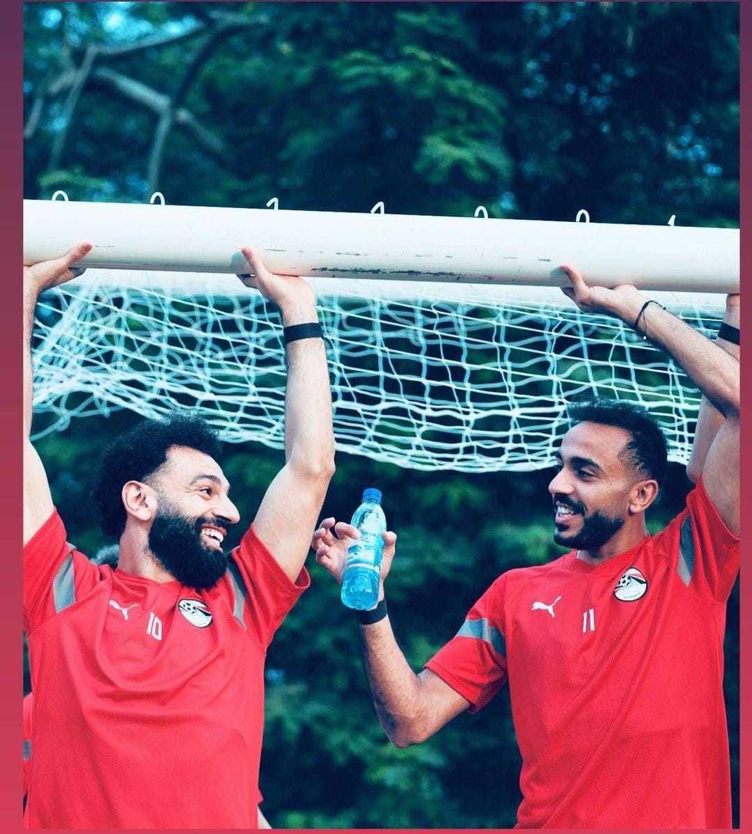 الروح الرياضية هي سر نجاح المنتخب.. كهربا ينشر صورة له برفقة محمد صلاح