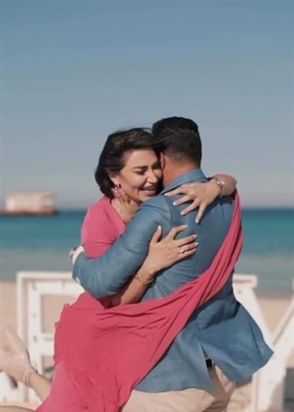 سارة نخلة تعلن خطبتها