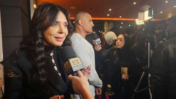 دينا تصل إلى مقر العرض الخاص لفيلم "الملكة"