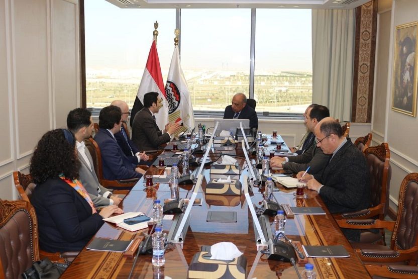 مصر تبحث إنشاء محطة طاقة شمسية لتشغيل مجمع الألومنيوم بنجع…