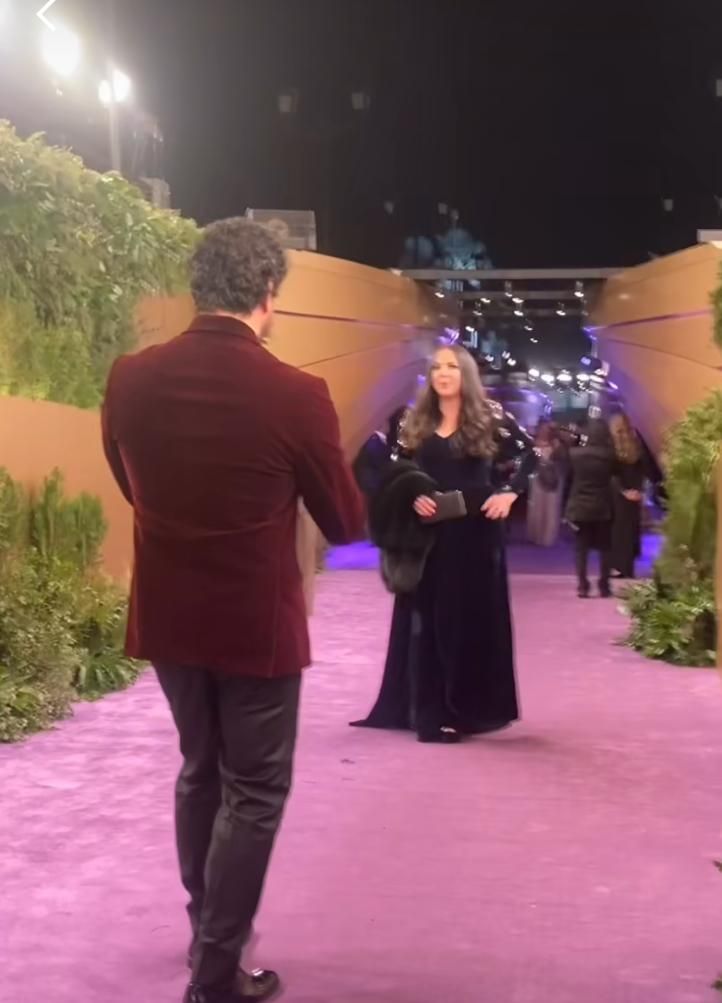 لقطة عفوية تجمع حسن الرداد وإيمي سمير غانم على ريد كاربت جوي اوردز joy awards