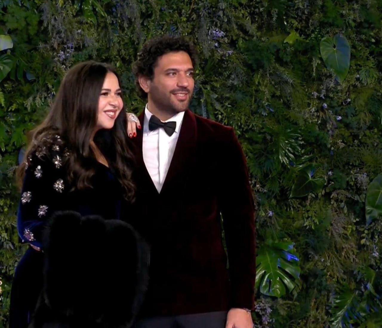 لقطة عفوية تجمع حسن الرداد وإيمي سمير غانم على ريد كاربت جوي اوردز joy awards