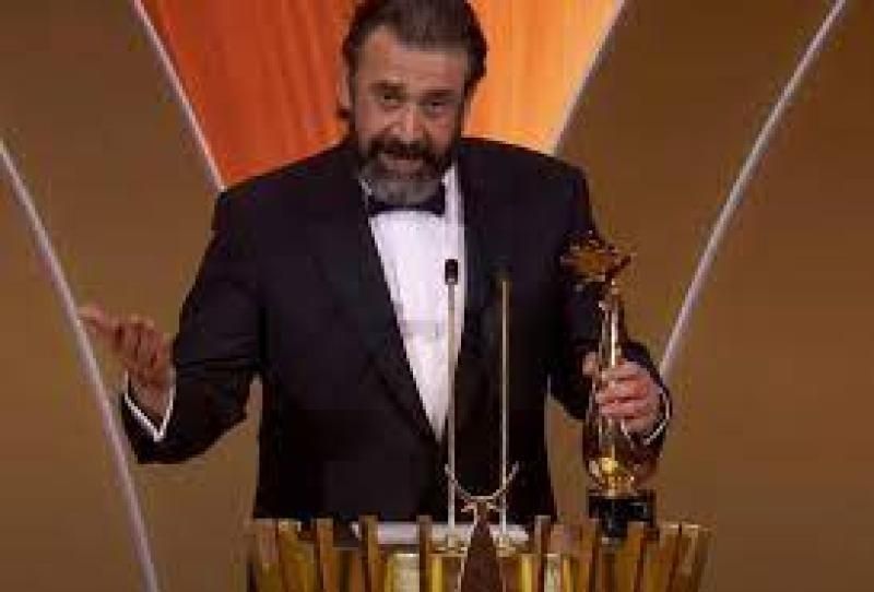 كريم عبد العزيز يحصد جائزة أفضل ممثل من joy awards