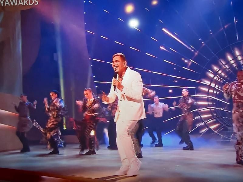 بالفيديو.. الهضبة يداعب عمرو أديب بحفل Joy Awards: ايه رأيك خسيت؟ احسدني...