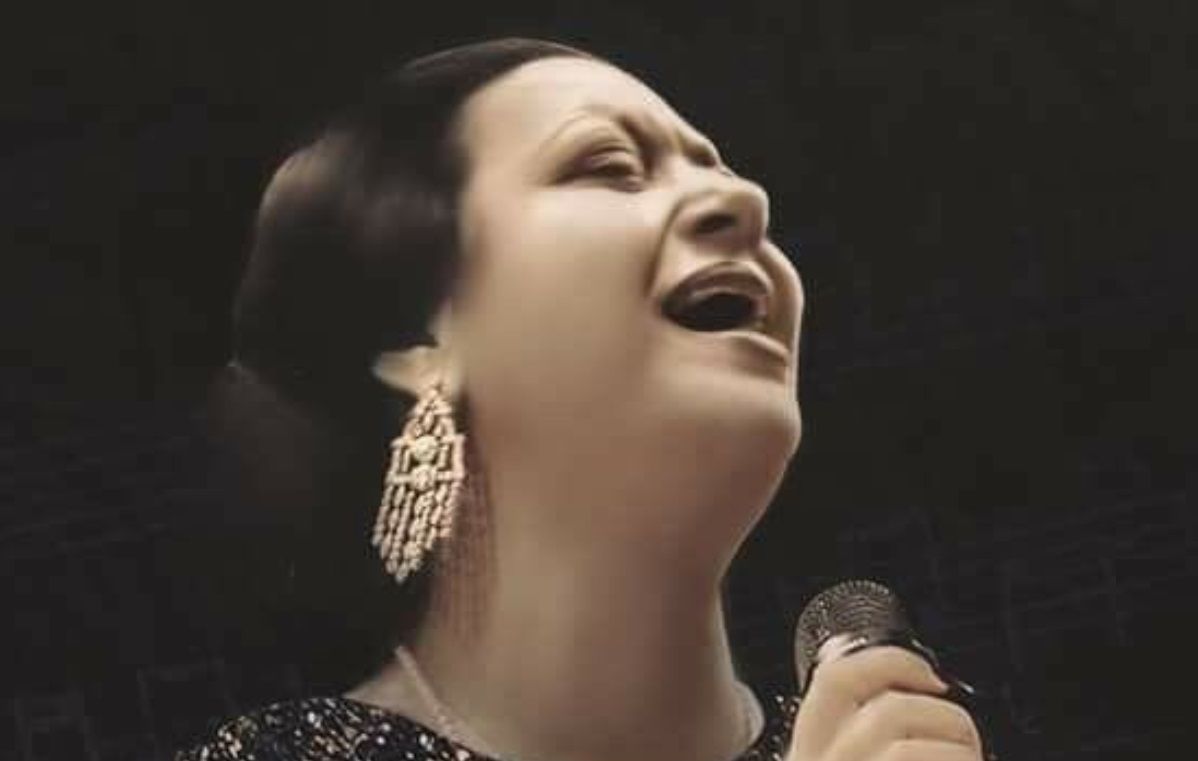 السر الذي حير الجميع .. الكشف عن سبب كبير وغير متوقع وراء «المنديل» الذي كانت تحمله أم كلثوم بيدها في كل اغانيها ؟