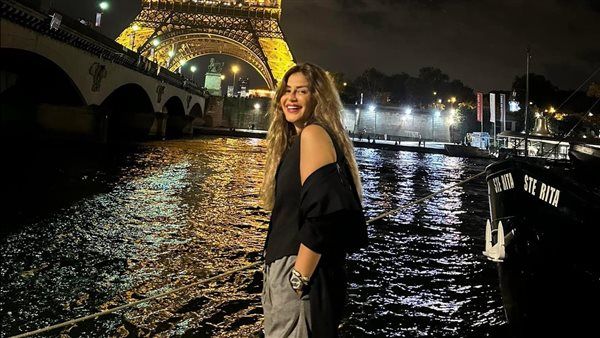 من أمام برج إيفل.. منة فضالي في أحدث ظهور لها