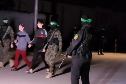 إسرائيل تبحث مقترحات لتبادل الأسرى وحماس ترد