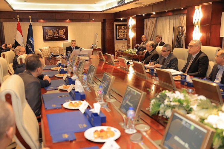 عاجل.. رئيس هيئة قناة السويس يجتمع مع أكثر من 15 خطا وتوكيلا…