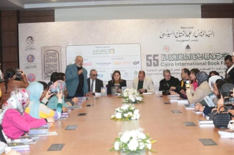 وزيرة الثقافة تشهد توقيع كتاب ”مختارات قصصية من حول العالم” لشباب المترجمين