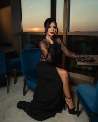 سعر فستان منى زكي في السعودية.. أثار ضجة عشان مش غالي