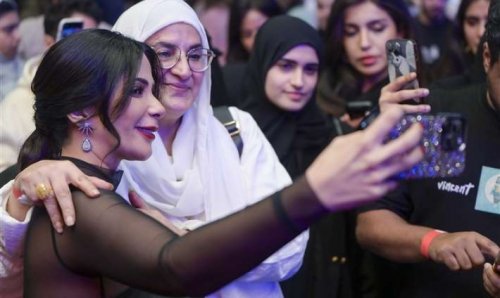 منى زكي توجه رسالة للجمهور السعودي