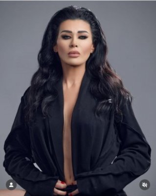 نادين الراسي تثير الجدل في أجرأ جلسة تصوير