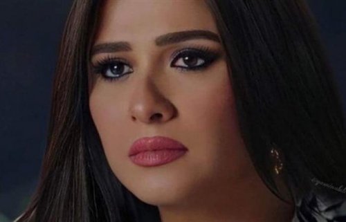 ياسمين عبد العزيز تؤدي مناسك العمرة