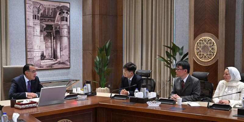 رئيس الوزراء يلتقي رئيس مجلس إدارة شركة ”سامسونج إليكترونيكس مصر” لبحث سبل...