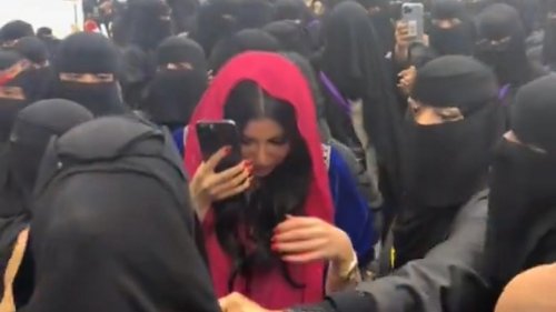 المعجبات يحاصرن حليمة بولند في السعودية