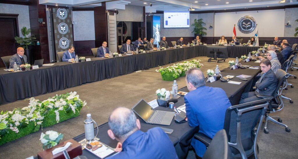 إيرادات المنطقة الاقتصادية لقناة السويس ترتفع إلى 4.3 مليار…