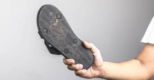 اتفرج سفير دولة عظمى يفقد اعصابة ويضرب مساعده بالحذاء والسبب لايصدق!!