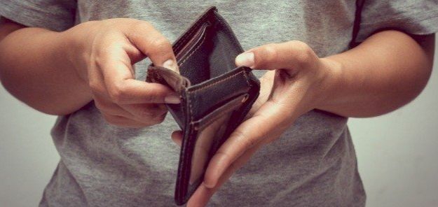 لن تتوقعها ..ستظل فقير طيلة حياتك 6 عادات سيئة تمنع الرزق إذا فعلتها.. تجنبها فورا"!!