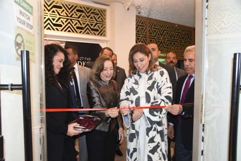 وزيرة الثقافة تفتتح معرِض ”أثير الأرض” لنازلي مدكور بجاليري بيكاسو