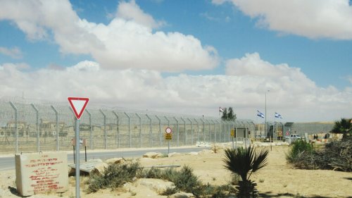 إسرائيليون يحاولون اجتياح السياج الحدودي مع مصر