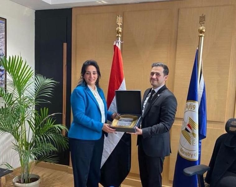نائب وزير السياحة والآثار لشئون السياحة تجتمع مع مدير عام شركة الخطوط...
