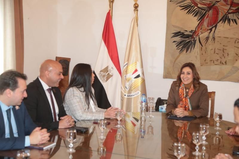 وزيرة الثقافة تلتقي وفدًا من تنسيقية شباب الأحزاب والسياسيين لبحث سبل التعاون...