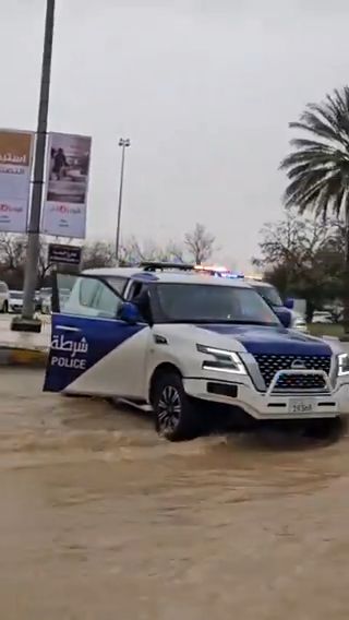 شرطة العين تبذل جهوداً كبيرة في تنظيم السير بعد تشكل السيول جراء الأمطار الغزيرة