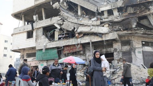 الاحتلال يجبر النازحين بمجمع ناصر الطبي على الخروج منه