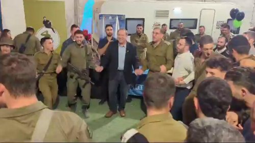 وزير خارجية أمريكي أسبق يرقص على حدود غزة .. فيديو