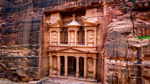 تراجع أعداد السياح القادمين إلى الأردن 6.8%