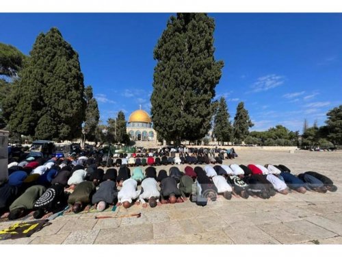 25 ألف مصلّ يؤدون صلاة الجمعة في المسجد الأقصى