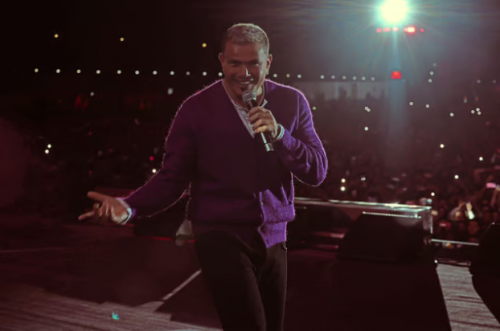 عمرو دياب يشعل الأجواء في القاهرة