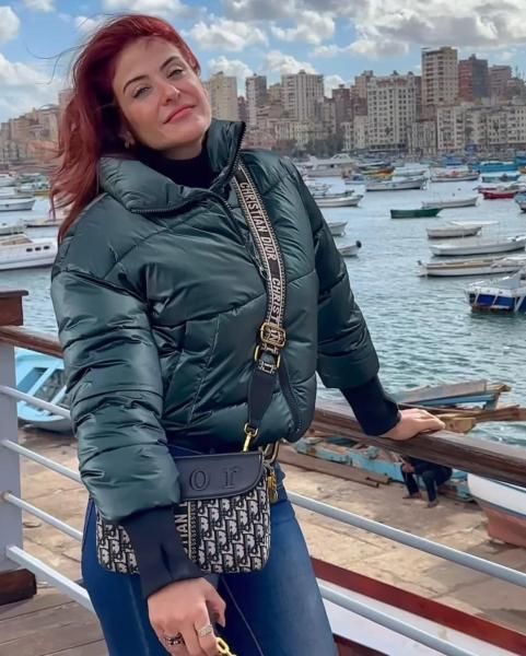 هيدي كرم تستمتع بالأجواء الشتوية على البحر