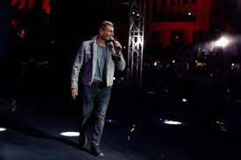 الهضبة يشعل حفل المنارة بحضور الآلاف من جمهوره