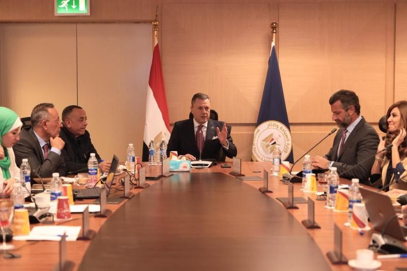 وزير السياحة والآثار يبحث سبل التعاون مع مسئولي شركة META العالمية