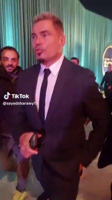 اتفرج .. عمرو دياب يثير الجدل بعد وصف سائقه بالحيوان أمام المعجبين