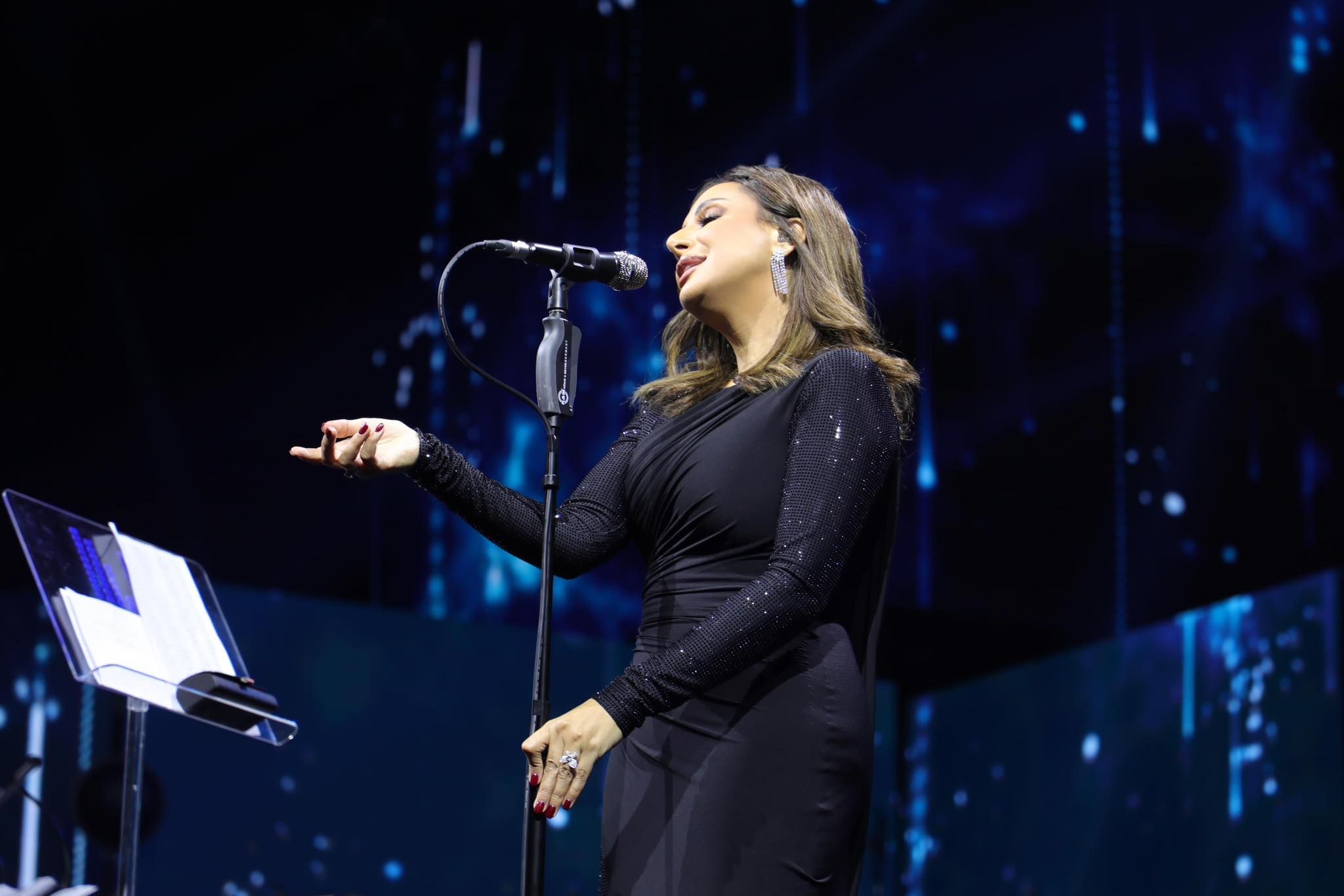 بالصور.. أنغام تتألق في أضخم حفلات الطلاب بتاريخ الكويت