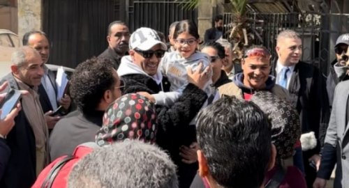 محمد رمضان قضى 90 دقيقة داخل محكمة الجيزة وسط أحضان وقبلات محبيه.. ماذا حدث؟