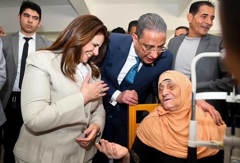 وزيرة الهجرة تتفقد القافلة الطبية لمؤسسة صناع الخير في قرية دمو