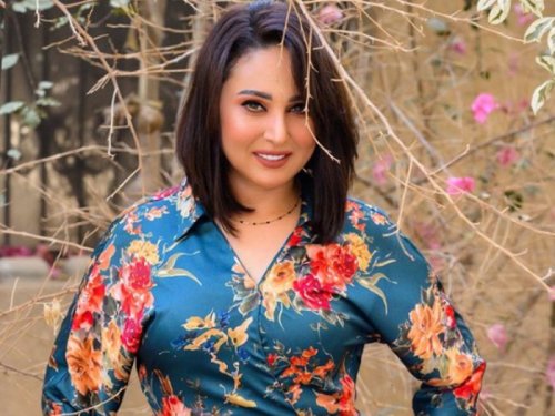 اتفرج .. رحاب الجمل تخطف الأضواء بالعباية البيضاء