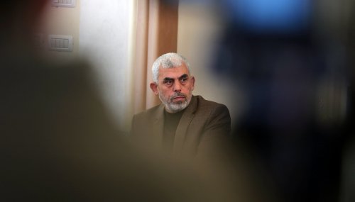 صورة .. جيش الاحتلال يزعم أنّه وجد رسالة بخط السنوار .. ماذا فيها؟