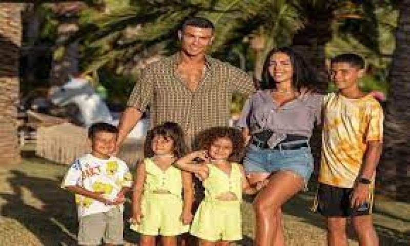 جورجينا تنشر صورة أولادها عبر إنستجرام