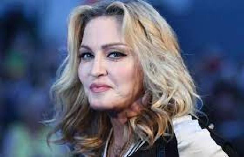 مادونا تسقط على المسرح أثناء غنائها