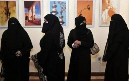 اتفرج المفاجأة التي فعلتها حارسة أمن سعودية مع أحد الأشخاص في أحد المراكز التجارية..كاميرات المراقبه توثق