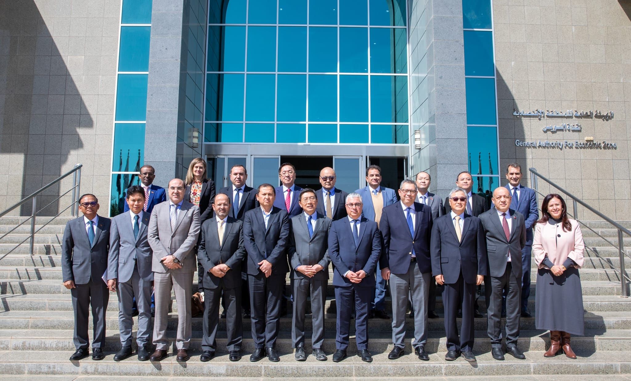 رئيس اقتصادية قناة السويس يبحث سبل التعاون مع مجموعة من…