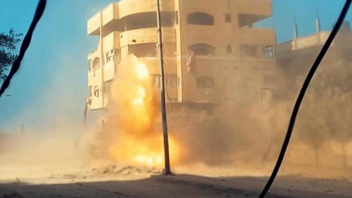 القسام تفجّر مبنى بقوة إسرائيلية وتكشف مصير الجنود