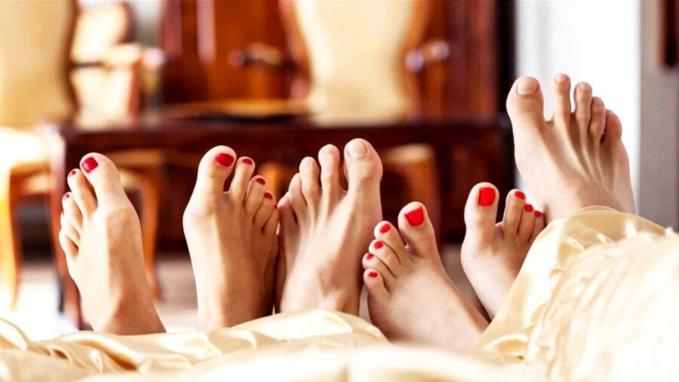 قررت العروس مع خطيبها أن يجروا تجربة علاقة ثلاثية مع صديقتها ولكن ماحدث في النهاية جعلها تنهار على الفور!!