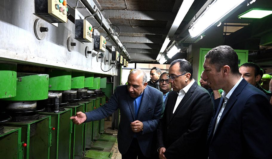 رئيس الوزراء يتفقد أعمال تطوير مصانع إنتاج الفيبربوليستر…