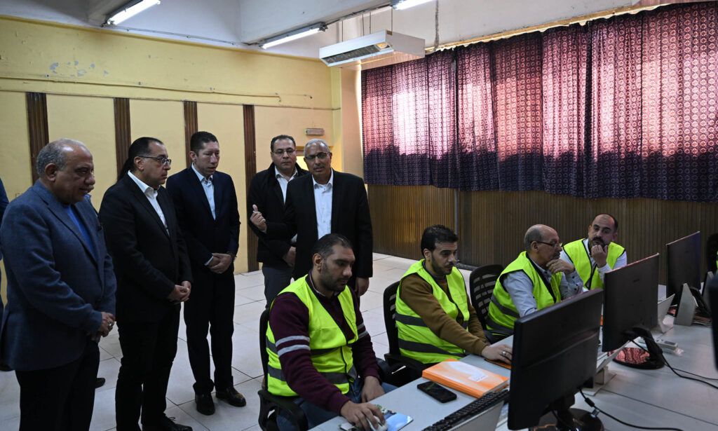 رئيس الوزراء يتفقد أعمال تطوير مصانع إنتاج الفيبربوليستر…